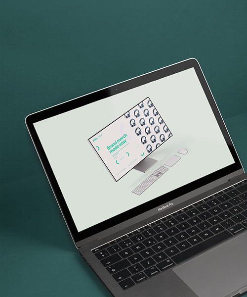 Laptop med grön skärm som visar Voky-grafik med varumärke